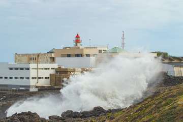 Montañas de agua en la costa de Telde (Foto Antonio Rico)
